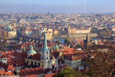 Prag'ın sonbahar manzarası, sonbahar yaprakları, kuleler ve kubbeler, Çek Cumhuriyeti