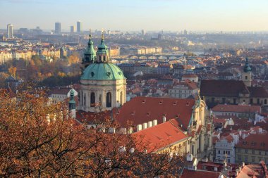 Ön planda St Nicolas Kilisesi Kubbesi ile Prag Panoramik görünümü