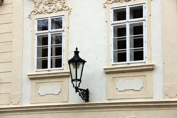 Antiguo Farol Una Pared Entre Ventanas Praga República Checa — Foto de Stock