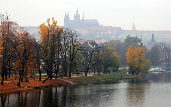 Prag Sonbahar Manzarası Sonbahar Yaprakları Kuleler Kubbeler Çek Cumhuriyeti — Stok fotoğraf