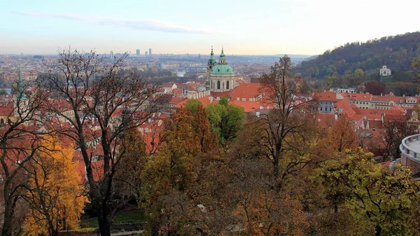 Vistas Otoño Praga Follaje Otoño Agujas Cúpulas República Checa —  Fotos de Stock