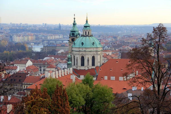 Vista Panorâmica Praga Com Cúpula Igreja São Nicolau Primeiro Plano — Fotografia de Stock