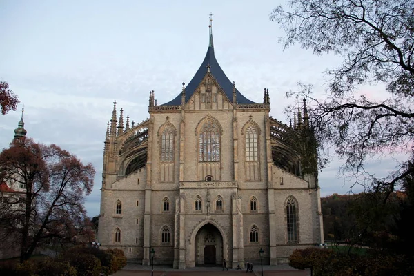 Kutna Hora Daki Barbara Kilisesi Nin Alacakaranlıkta Cephesi Çek Cumhuriyeti — Stok fotoğraf