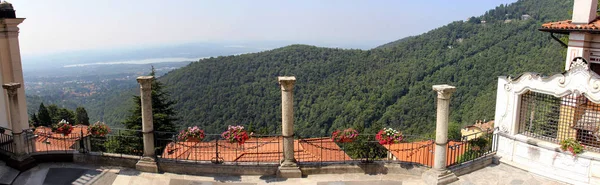 Varese Lombardiya Talya Bölgesinde Yeşil Tepelere Göle Bakan Sütunlu Teras — Stok fotoğraf