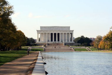 Lincoln Memorial sonbaharda Yansıtma Havuzu'nda treeline üzerinde