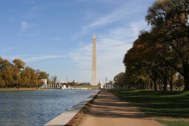 Dikilitaş, George Washington anıtı, sonbaharda havuz yansıtan görünümü, Washington Dc