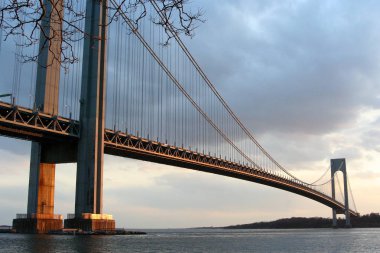 New York'ta gün batımında Verrazzano-Narrows Köprüsü