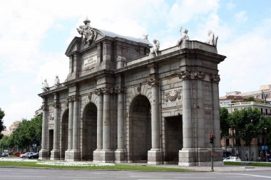 Alcala Gate (Puerta de Alcala), Madrid şehir merkezinde zafer kemeri, İspanya