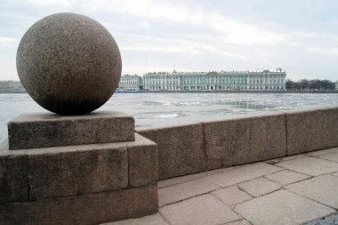 Arka planda Kış Sarayı ile Neva nehri bir dolgu dekorasyon Taş küre, Nehir üzerinde yüzen eriyen buz, St Petersburg, Rusya