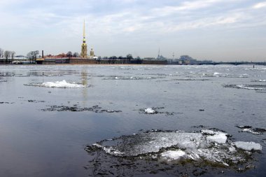 Arka planda Peter ve-Paul Kalesi ile alacakaranlıkta Neva nehri üzerinde yüzen eriyen buz, St. Petersburg, Rusya