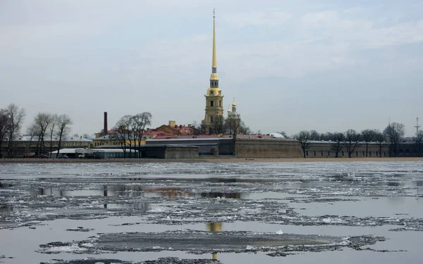 Плавучий Танення Льоду Річці Нева Сутінках Петропавлівської Фортеці Задньому Плані — стокове фото