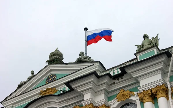 Прапор Росії Фасаді Будівлі Ермітаж Зимовий Палац Санкт Петербург Росія — стокове фото