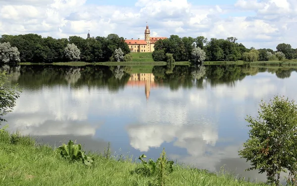 Castello Nesvizh Sul Lago Della Famiglia Radziwill Bielorussia — Foto Stock