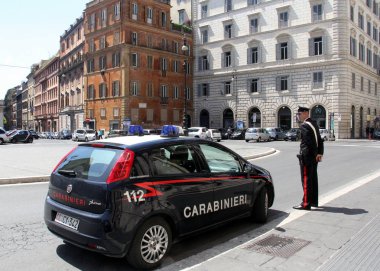 Carabinieri memuru ve arabası Roma,İtalya'da sokakta