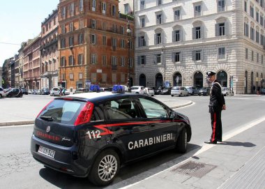 Carabinieri memuru ve arabası Roma,İtalya'da sokakta