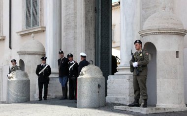 Quirinal Palace muhafız ve subaylar ana kapıda, Roma, İtalya