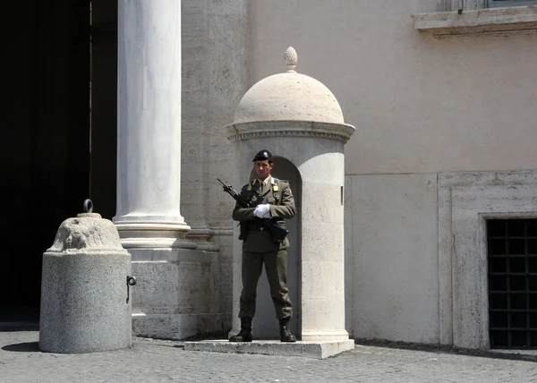 Strażnik Pałacu Quirinal Oficerowie Przy Głównej Bramie Rzym Włochy — Zdjęcie stockowe