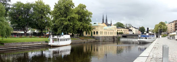 Dwie Łodzie Pasażerskie Rzece Fyris Uppsali Szwecja — Zdjęcie stockowe