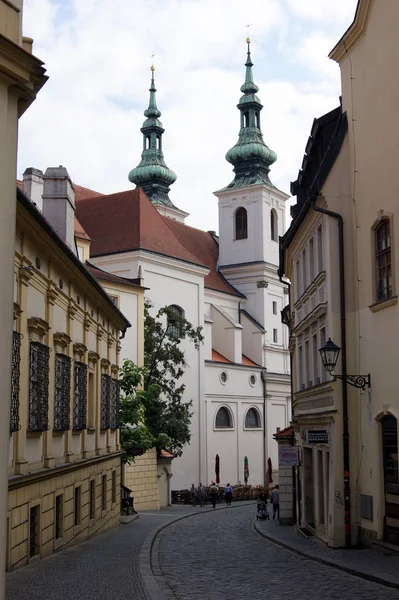 Brukowany Ulica Kościołem Michała Brnie Republika Czeska — Zdjęcie stockowe