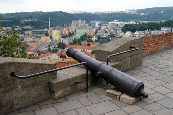 Régi Ágyú Egy Erődfalon Kilátással Városra Brno Cseh Köztársaság — Stock Fotó