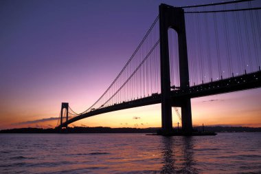 Gün batımında Verrazzano-Narrows Köprüsü, New York