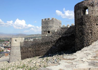 Akhaltsikhe, Gürcistan'daki Rabati Kalesi'nin dış duvarları ve kuleleri