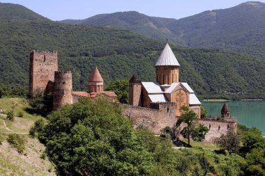 Gürcistan 'daki Aragvi Nehri' ndeki Ananuri şatosu