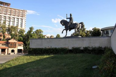 Kral II. Erekle 'in binicilik heykeli, nam-ı diğer II. Heraclius, Merab Merabishvili' nin sanat eseri, 1971, Telavi, Gürcistan - 21 Temmuz 2014