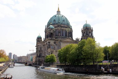 Berlin / Almanya - 3 Mayıs 2016: Berlin Katedrali, Spree Nehri tarafından manzara