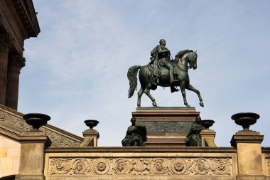 Berlin / Almanya - Mayıs 2016: Friedrich Wilhelm IV 'ün Binicilik Heykeli Eski Ulusal Galeri' nin kapısında