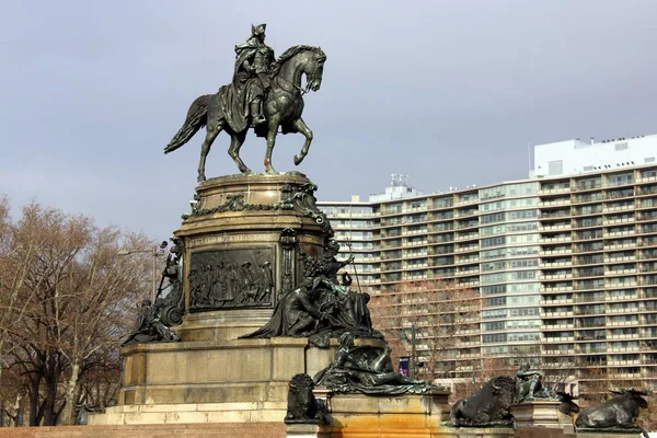 1897 'de Eakins Oval Ofis' teki George Washington 'un binicilik heykeli, Philadelphia, PA, ABD - 1 Aralık 2012