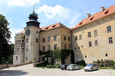 Polonya 'nın Pradnik nehri vadisindeki Pieskowa Skala Kalesi
