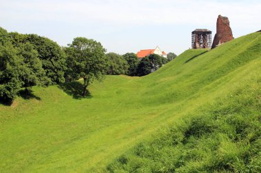 Ortaçağ şatosunun kalıntıları, kale tepesindeki hendeğin manzarası. Duvarlar ve kule kalıntıları, Navahrudak, Belarus.