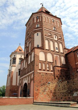 Göl kenarındaki Gotik Mir Kalesi, Belarus