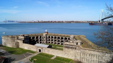 New York, Ny / Usa - 16 Nisan 2016: Kargo gemisi Fort Wadsworth 'dan New York Limanı' na geçiyor