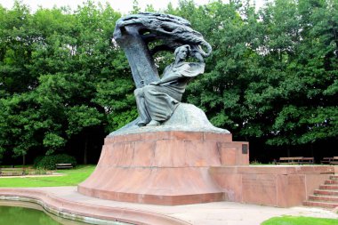 Lazienki Park 'taki Fryderyk Chopin Anıtı Ujazdow Caddesi, Varşova, Polonya