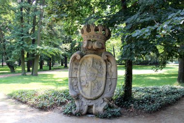 Stanisaw August 'un armasını taşıyan Cartouche Lazienki Krolewskie Park, Varşova, Polonya