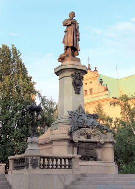 Adam Mickiewicz Anıtı Polonya 'nın Varşova Srodmiescie bölgesindeki Krakowskie Przedmiescie' de.
