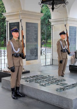 Polonya, Varşova 'daki Pilsudski Meydanı' ndaki Meçhul Asker Mezarı 'nda nöbet tutan onur kıtası.