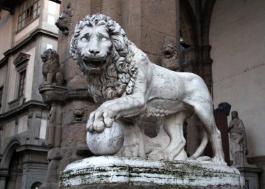 Loggia dei Lanzi, Floransa, İtalya 'daki Balo heykeli ile Aslan
