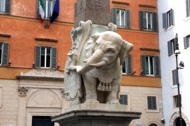 Roma, İtalya 'daki Piazza della Minerva' daki Obelisk 'in tabanı olarak fil heykeli yapıldı.