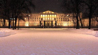Rusya Sanat Meydanı 'ndaki Rus Müzesi' nin kış gecesi manzarası, St. Petersburg, Rusya