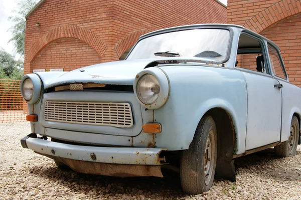 Memento Park, Sosyalist dönem heykelleri - çürüyen sosyalist dönem Gdr yapımı Trabant arabası, Budapeşte, Macaristan