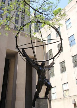 Atlas, Rockefeller Merkezi 'nin önündeki bronz heykel Manhattan, New York, Usa' daki Uluslararası Bina 'nın avlusunda.