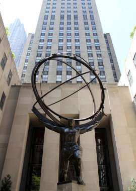 Atlas, Rockefeller Merkezi 'nin önündeki bronz heykel Manhattan, New York, Usa' daki Uluslararası Bina 'nın avlusunda.