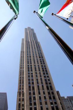 30 Rockefeller Plaza, doğu cephesinin üst kesiminde çeşitli ülkelerin bayraklarıyla, New York, Ny, Usa