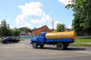 Satış mağazalarına sütün taşınması için tankı olan Sovyet döneminden kalma bir araç. Tankın üzerinde Rusça 