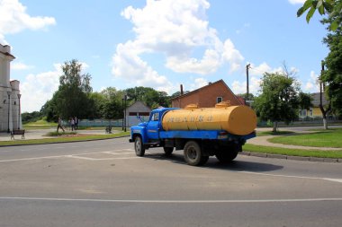 Satış mağazalarına sütün taşınması için tankı olan Sovyet döneminden kalma bir araç. Tankın üzerinde Rusça 
