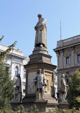 Leonardo da Vinci heykeli Piazza della Scala 'da, Milan, İtalya