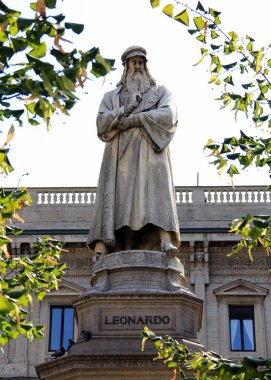 Leonardo da Vinci heykeli Piazza della Scala 'da, Milan, İtalya